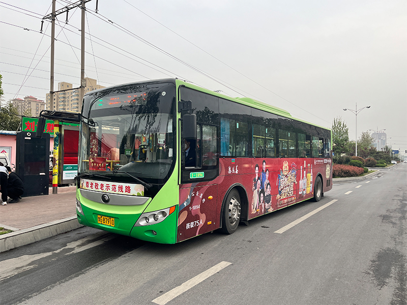 五粮浓春公交车广告